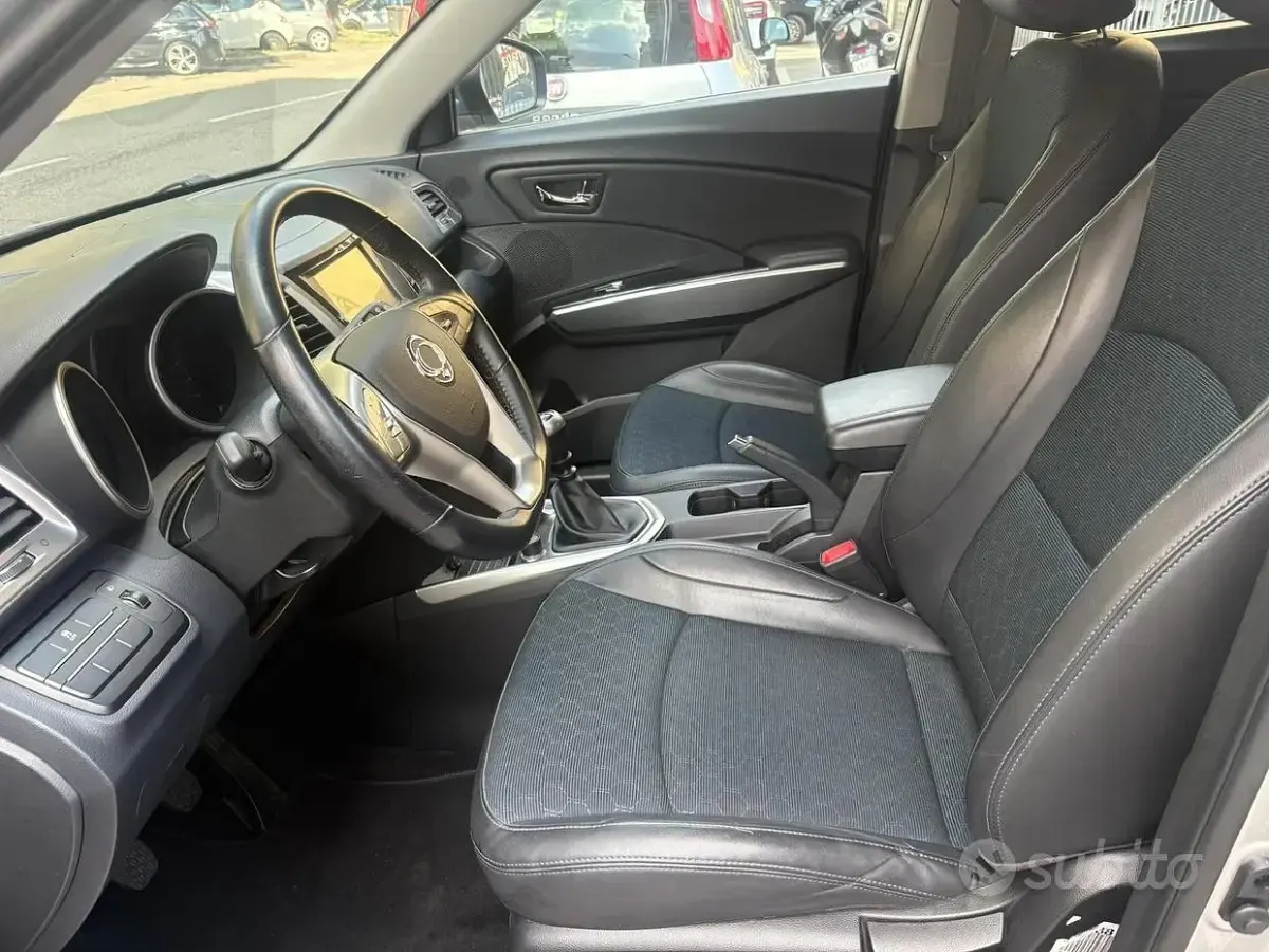 Usata SsangYong Tivoli 128 CV (94 kW) 2015 Grigio SUV