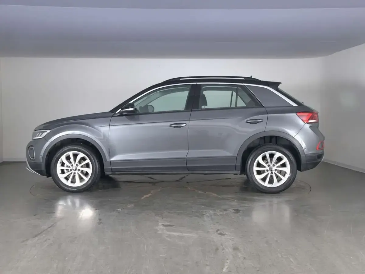 Usata VW T-Roc Life 110 CV (80 kW) 2023 Indium grey metallizzato nero SUV