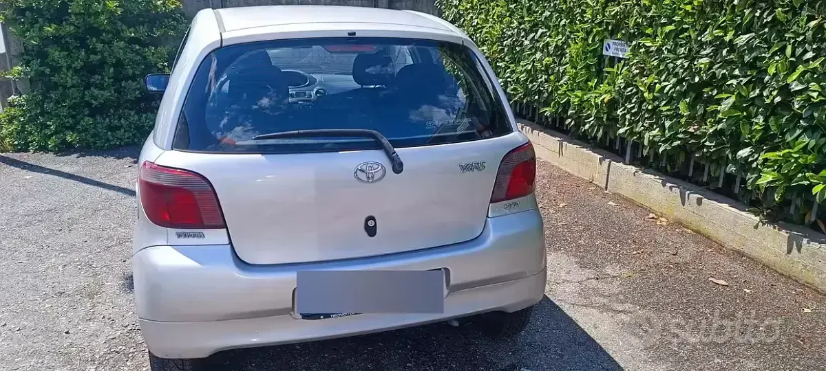 Usata Toyota Yaris Sol 68 CV (50 kW) 2001 Grigio Berlina