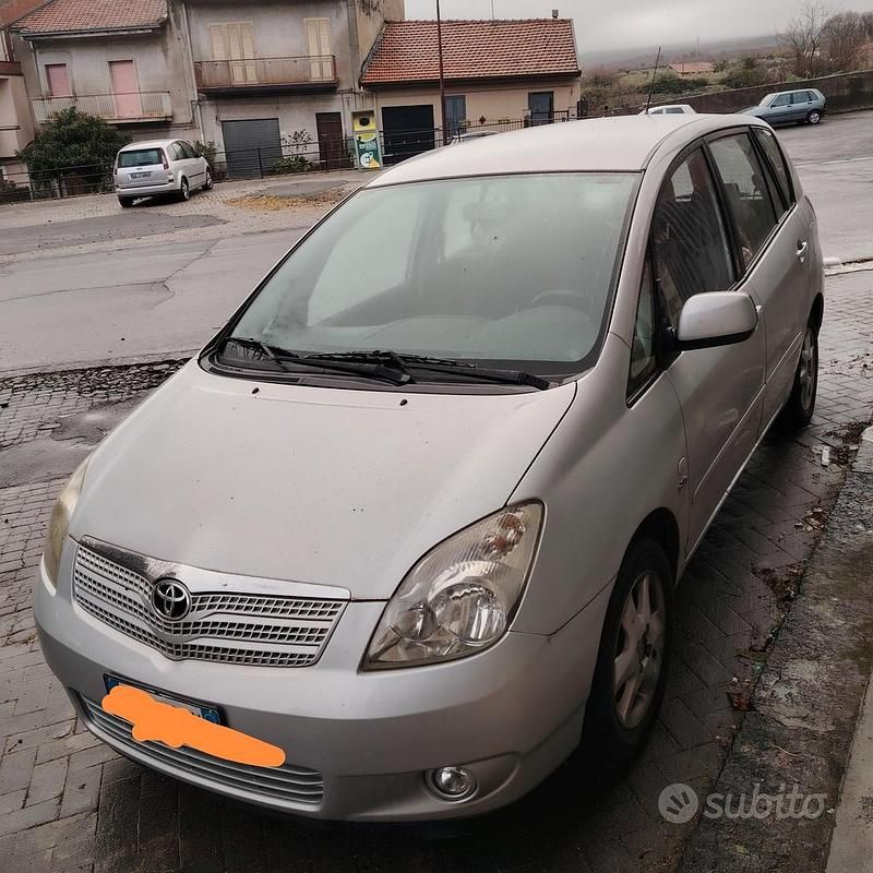 Usata Toyota Corolla Verso 2004 Grigio Monovolume