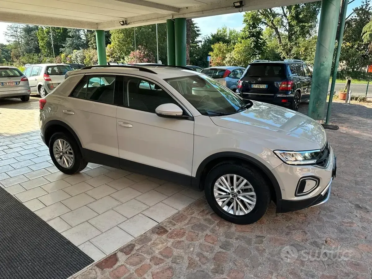 Usata VW T-Roc Life 110 CV (80 kW) 2023 Beige SUV