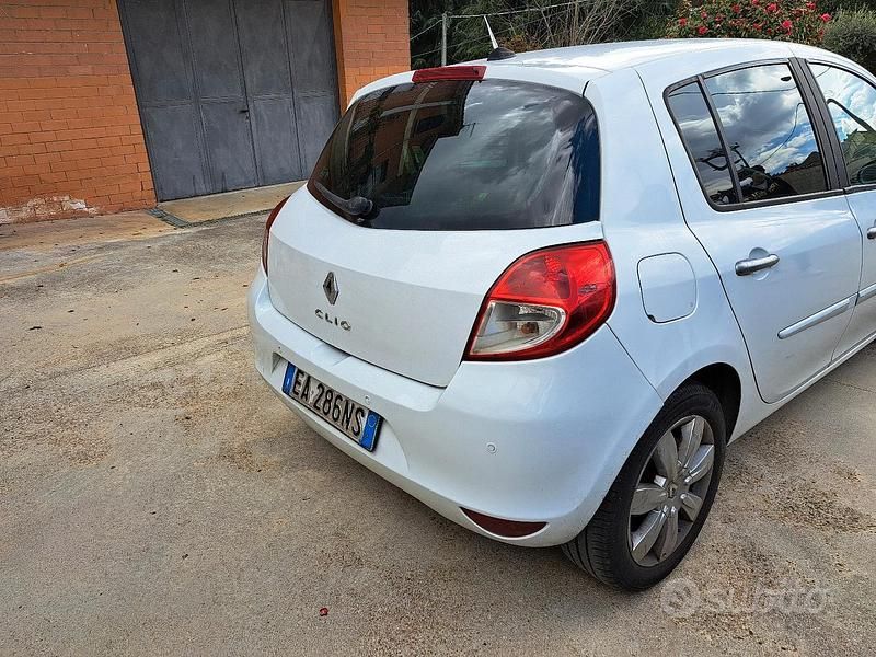 Usata Renault Clio II 85 CV (62 kW) 2010 Bianco Berlina