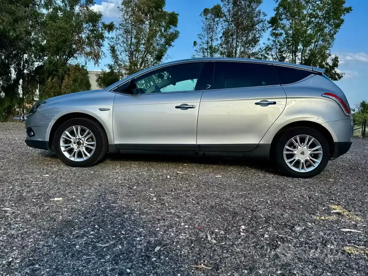 Begagnad Lancia Delta 120 HK (88 kW) 2009 Grå Halvkombi