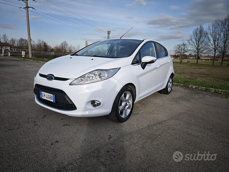 Usata Ford Fiesta 97 CV (71 kW) 2011 Bianco Utilitaria