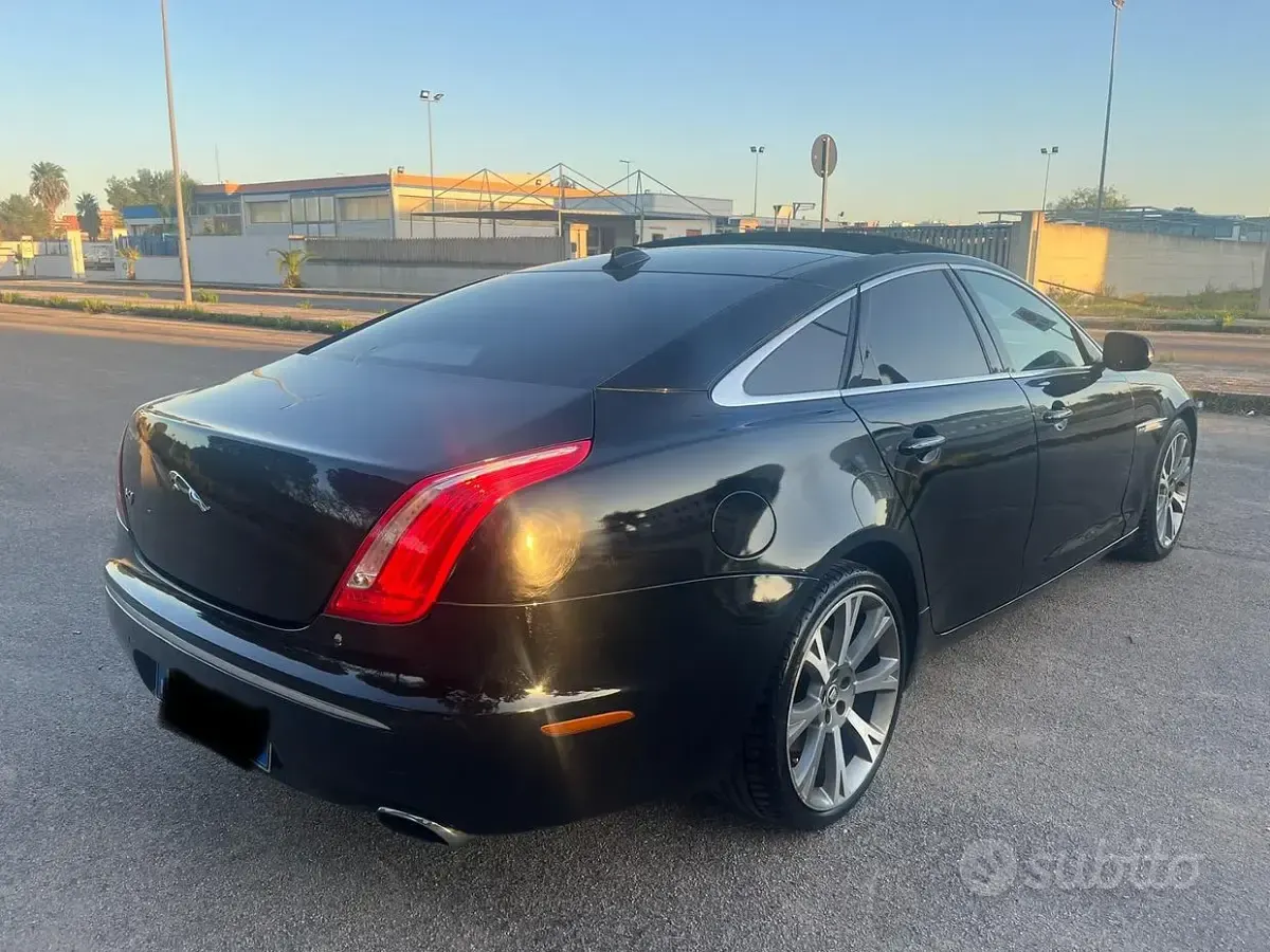 Usata Jaguar XJ Premium Luxury 275 CV (202 kW) 2012 Nero Berlina