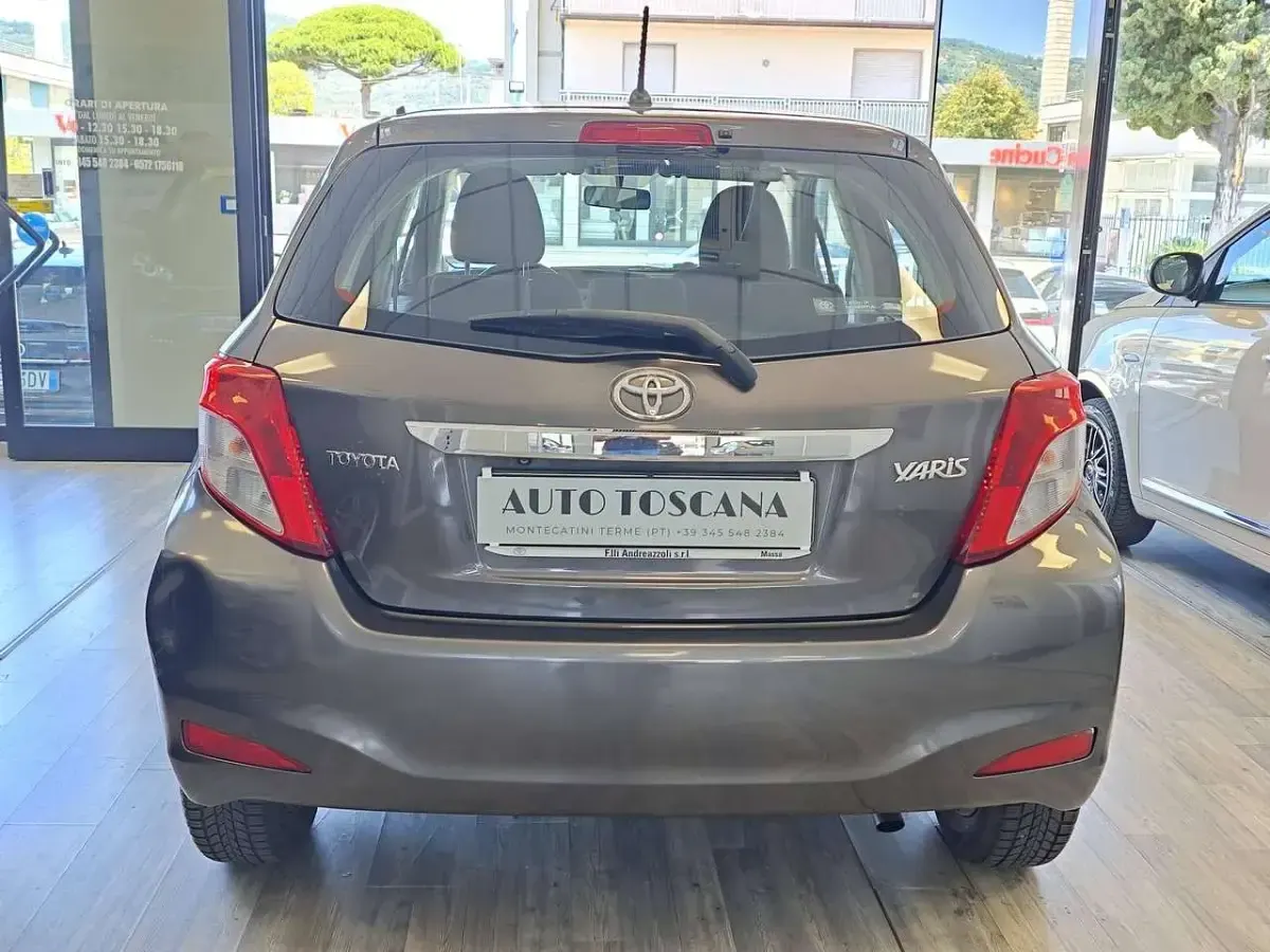 Usata Toyota Yaris Lounge 99 CV (72 kW) 2013 Marrone Utilitaria