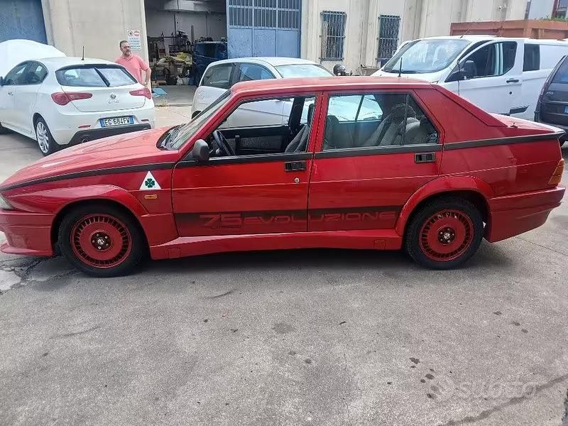Usata Alfa Romeo 75 155 CV (114 kW) 1987 Rosso Berlina