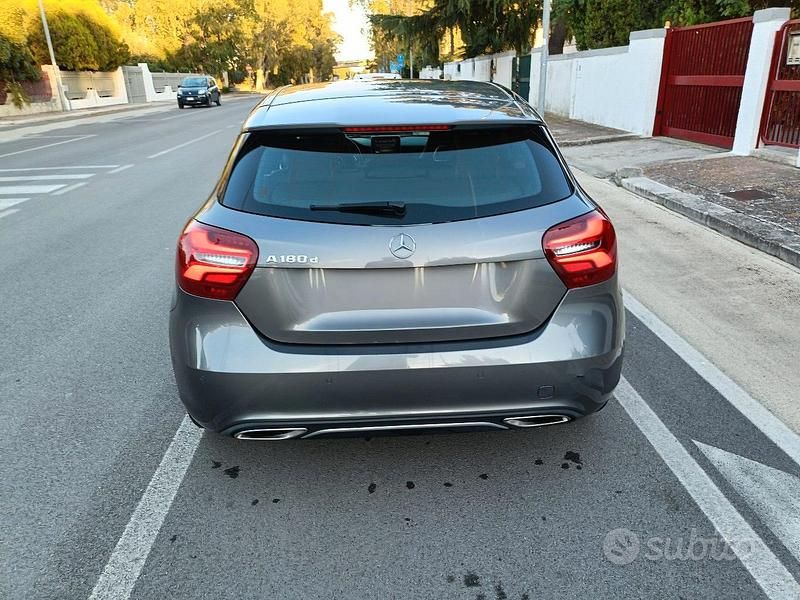 Usata Mercedes A180 109 CV (80 kW) 2017 Grigio Berlina