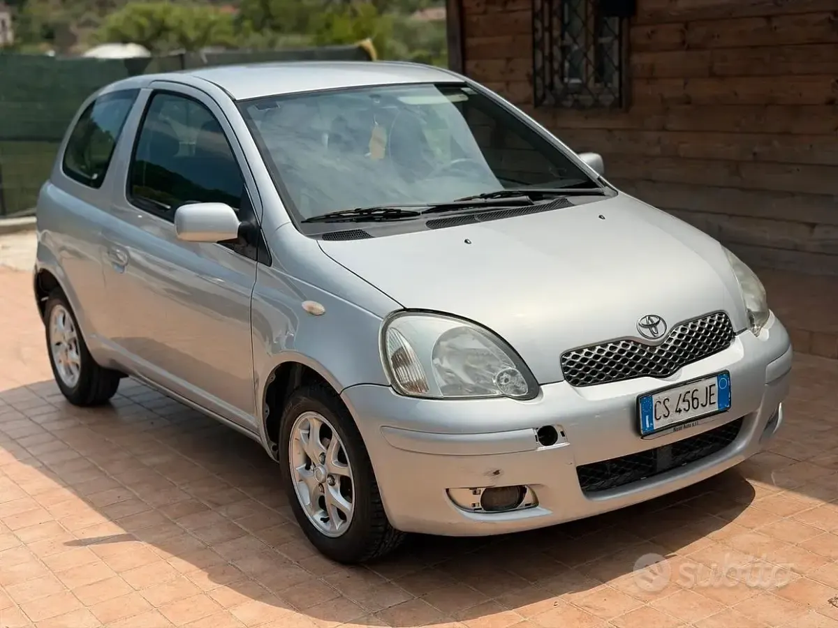 Usata Toyota Yaris Sol 65 CV (47 kW) 2005 Grigio Berlina