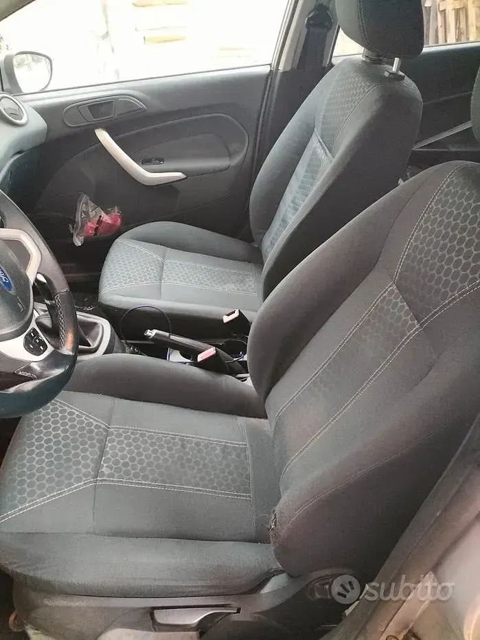 Usado Ford Fiesta 68 HP (50 kW) 2011 Cinzento Sedan
