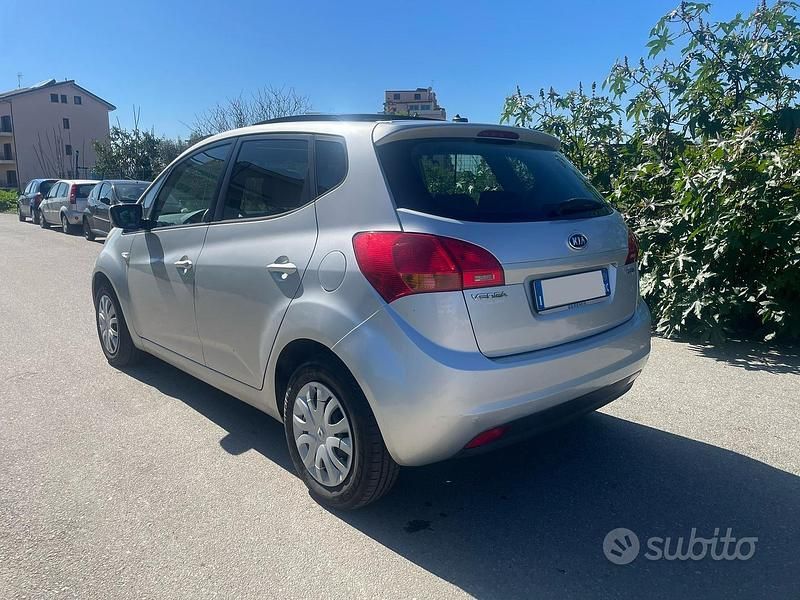 Usata Kia Venga 90 CV (66 kW) 2011 Grigio Utilitaria