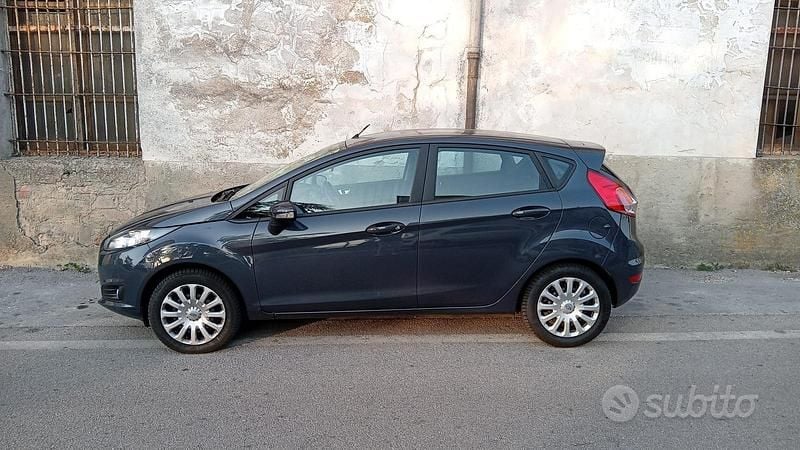 Usata Ford Fiesta 75 CV (55 kW) 2013 Grigio Utilitaria