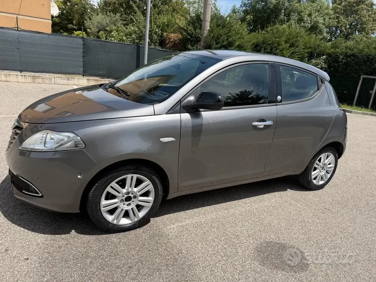 Usata Lancia Ypsilon 69 CV (50 kW) 2014 Grigio Utilitaria