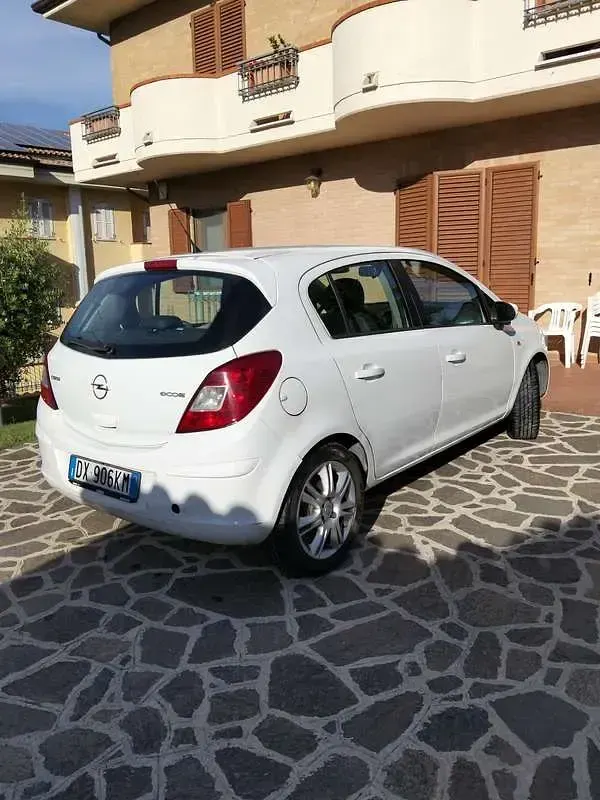 Usata Opel Corsa Cosmo 75 CV (55 kW) 2009 Bianco Utilitaria