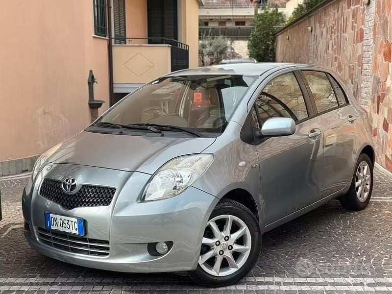 Usata Toyota Yaris 89 CV (65 kW) 2008 Grigio Utilitaria