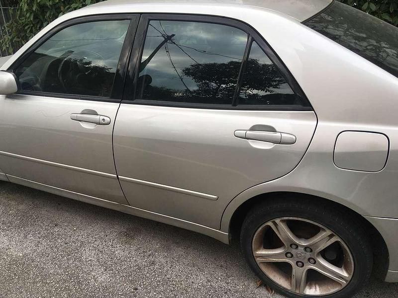 Usata Lexus IS200 155 CV (114 kW) 2000 Argento Berlina