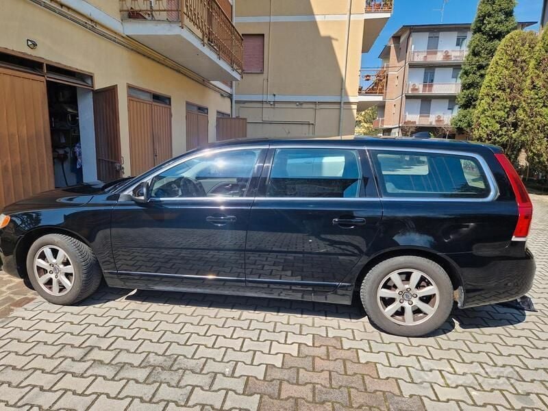 Nero Usata 2013 Volvo V70 Station wagon | 6000 € (Buon prezzo) - Immagine 1/4