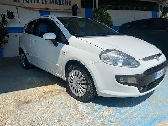 Usata Fiat Grande Punto 77 CV (56 kW) 2010 Bianco Utilitaria