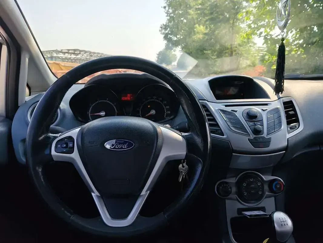 Usata Ford Fiesta Titanium 95 CV (69 kW) 2009 Argento Berlina