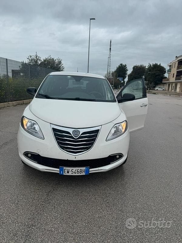Usata Lancia Ypsilon 85 CV (62 kW) 2014 Bianco Utilitaria