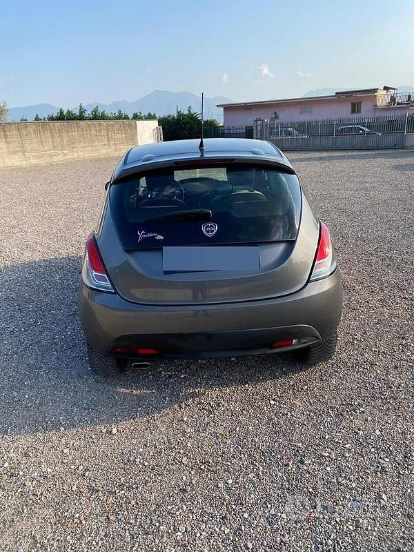 Usata Lancia Ypsilon 95 CV (69 kW) 2015 Grigio Utilitaria
