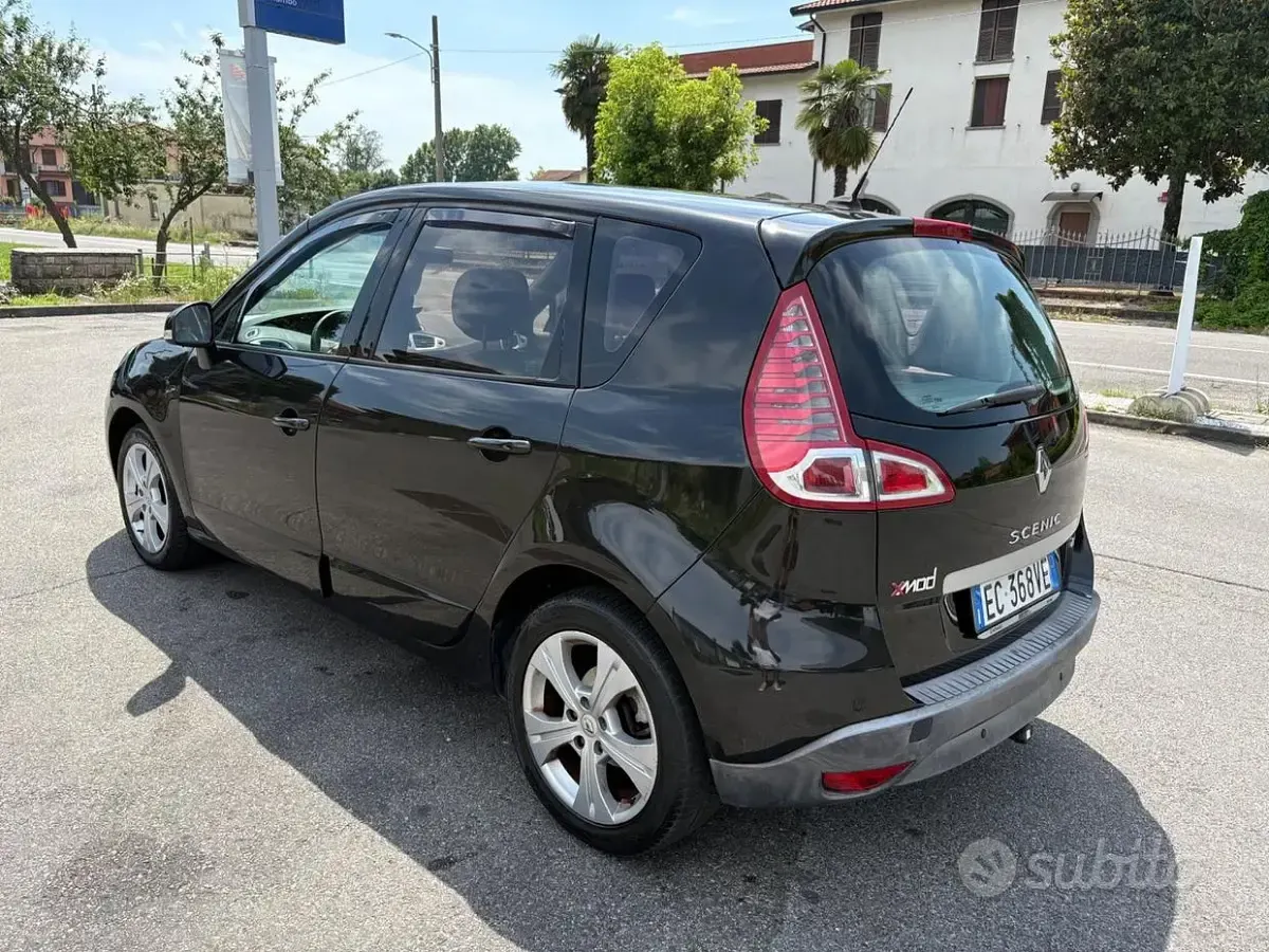 Usata Renault Scénic Dynamique 110 CV (80 kW) 2010 Nero Monovolume