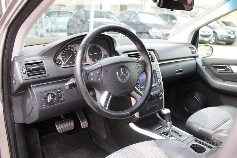 Usata Mercedes B180 109 CV (80 kW) 2006 Grigio metallizzato Monovolume