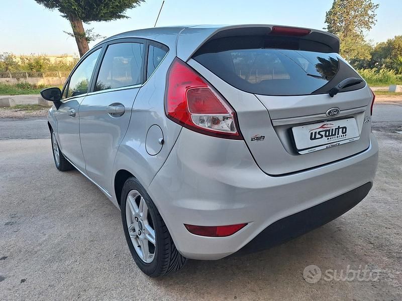 Usata Ford Fiesta Titanium 75 CV (55 kW) 2013 Grigio Utilitaria