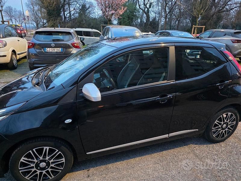 Usata Toyota Aygo X-clusiv 72 CV (52 kW) 2018 Nero Utilitaria