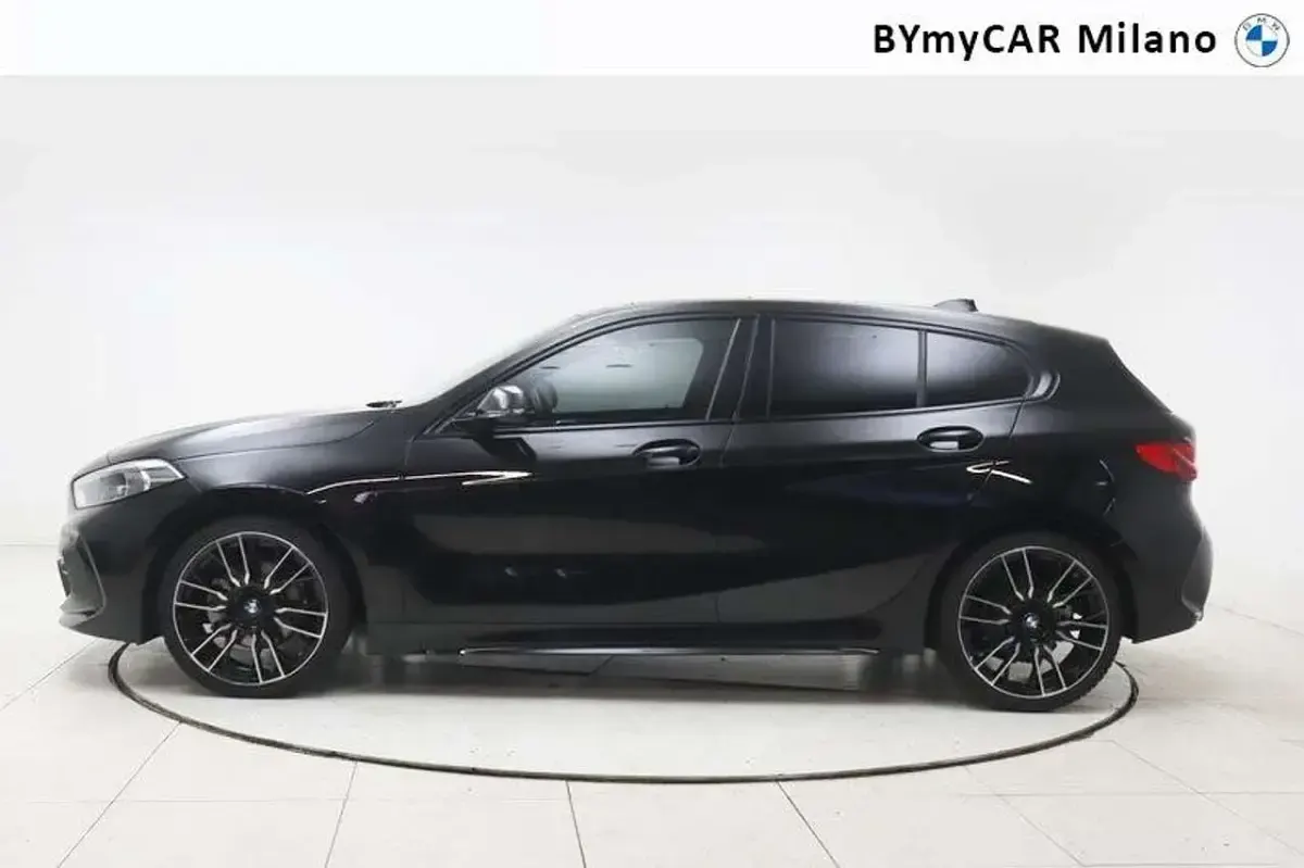 Usata BMW 116 M Sport 116 CV (85 kW) 2022 Black sapphire metallizzato Utilitaria