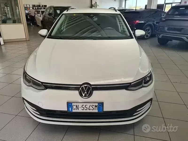 Usata VW Golf VIII Life 116 CV (85 kW) 2023 Bianco Station wagon