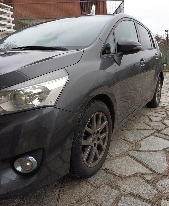 Usata Toyota Verso Active 132 CV (97 kW) 2014 Grigio Monovolume