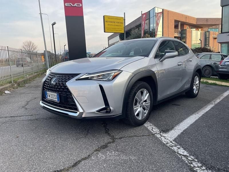 Usata Lexus UX 184 CV (135 kW) 2019 Argento SUV