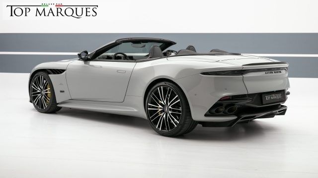Usata Aston Martin DBS 725 CV (533 kW) 2023 Grigio pastello Coupé
