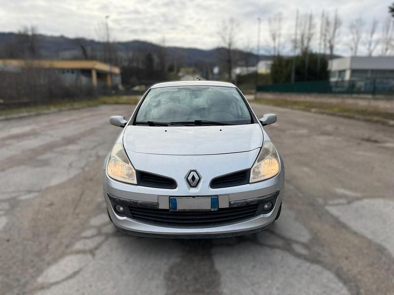 Usata Renault Clio II LE 74 CV (54 kW) 2007 Argento Berlina
