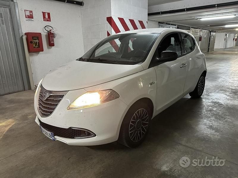 Usata Lancia Ypsilon 95 CV (69 kW) 2015 Bianco Utilitaria