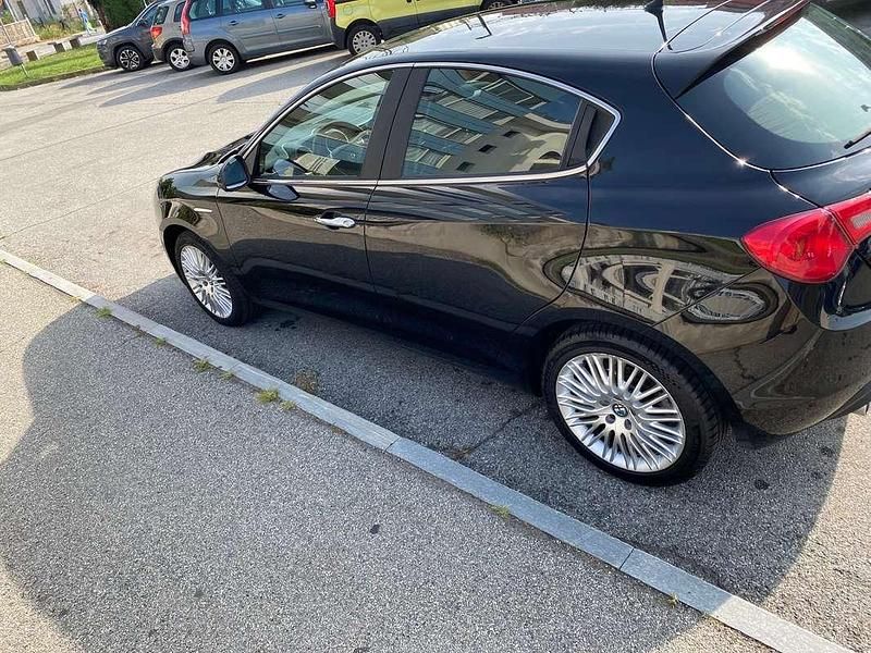 Usata Alfa Romeo Giulietta Distinctive 105 CV (77 kW) 2015 Nero Utilitaria