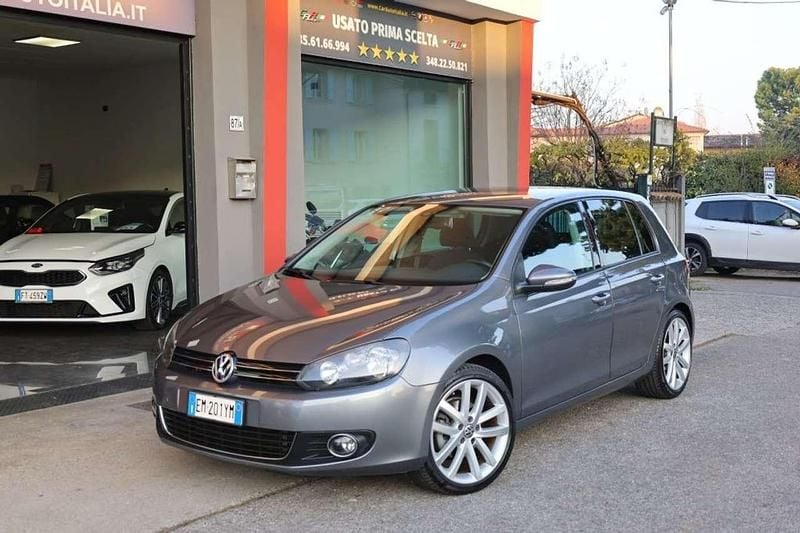 Grigio scuro / metallizzato Usata 2010 VW Golf VI Highline Tre volumi | 6490 € (Buon prezzo) - Immagine 1/4