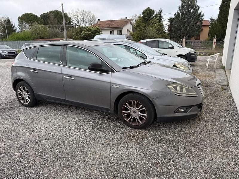 Usado Lancia Delta Silver 120 CV (88 kW) 2011 Gris Utilitario