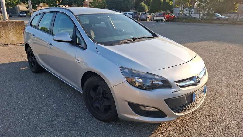 Usata 2011 Opel Astra GTC Cosmo Tre volumi | 5000 € (Buon prezzo) - Immagine 1/4