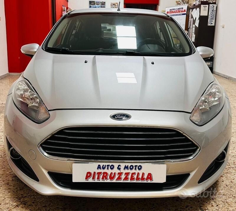 Usata Ford Fiesta Business Edition 75 CV (55 kW) 2015 Grigio Utilitaria