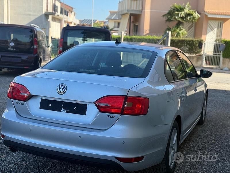 Begagnad VW Jetta 105 HK (77 kW) 2012 Grå Sedan