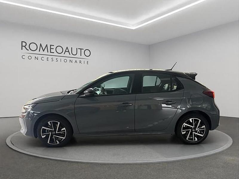 Nuova Opel Corsa 110 CV (80 kW) 2025 Grafik grey pastello Utilitaria
