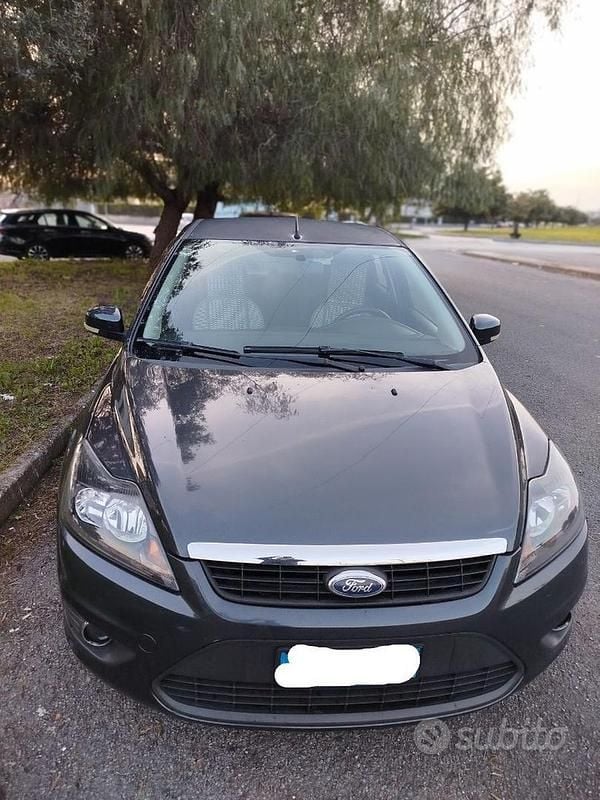 Begagnad Ford Focus 110 HK (80 kW) 2010 Grå Sedan