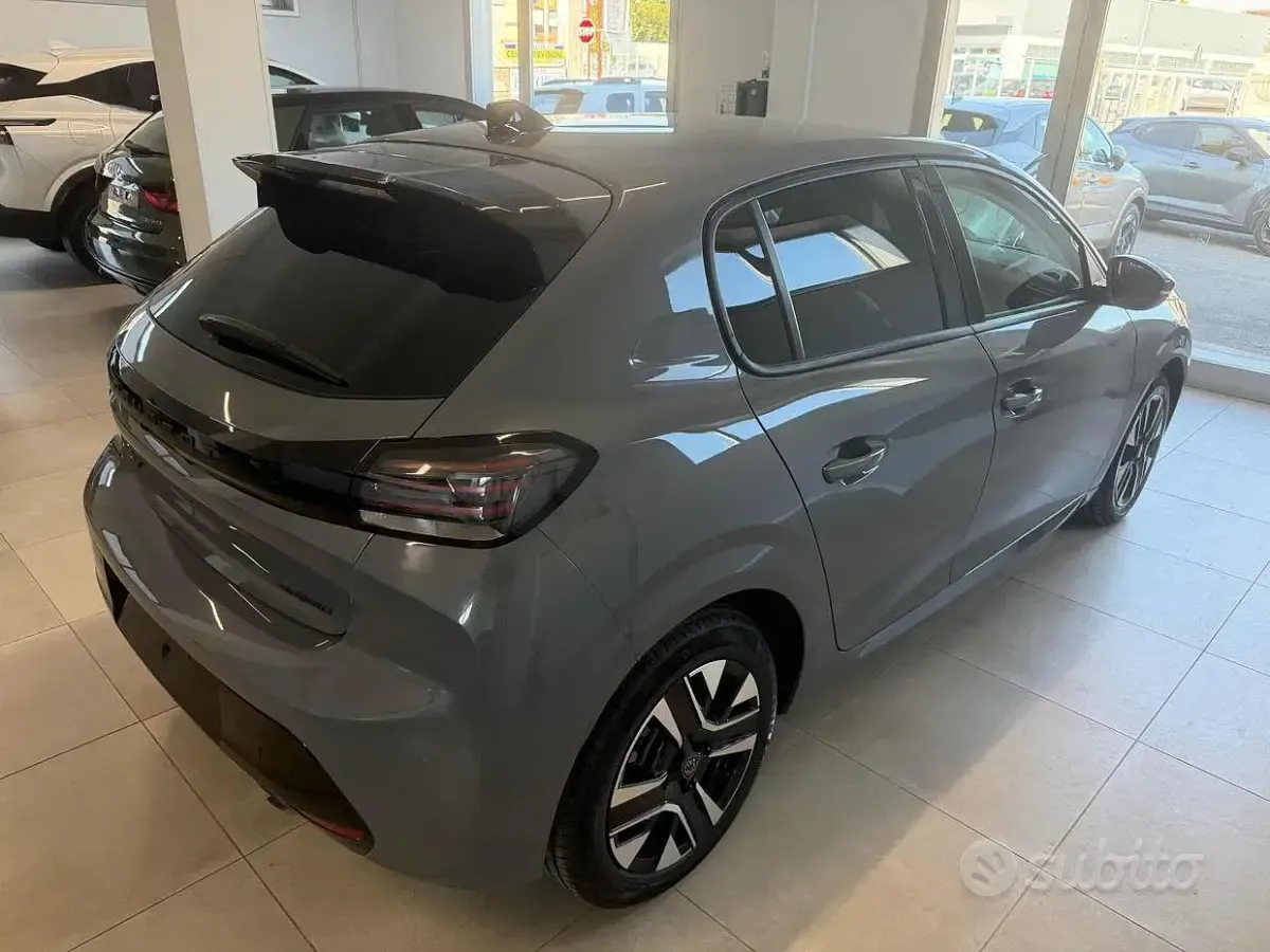 Usata Peugeot 208 Allure 101 CV (74 kW) 2025 Grigio Utilitaria