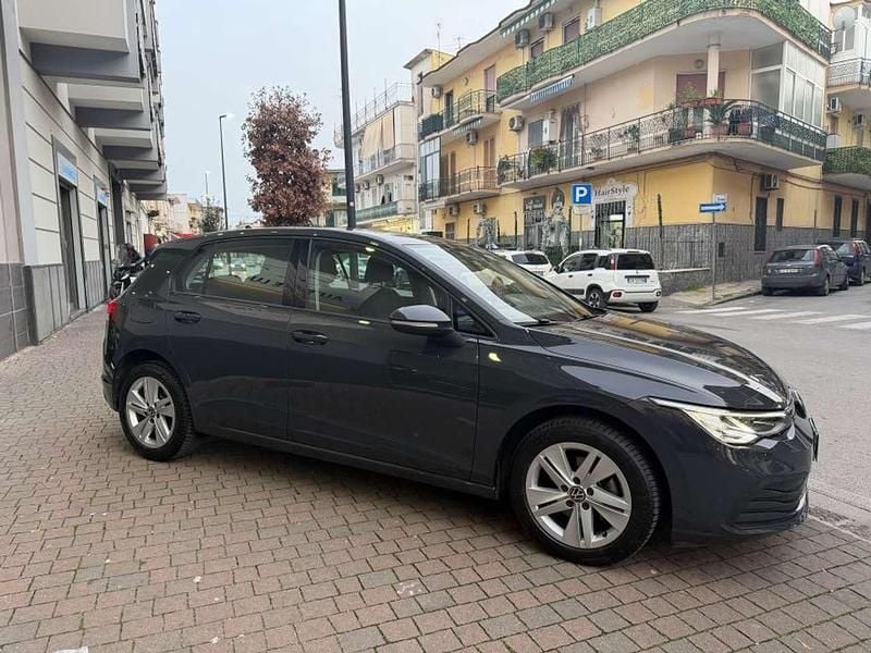 Usata VW Golf VIII Life 116 CV (85 kW) 2023 Grigio Berlina