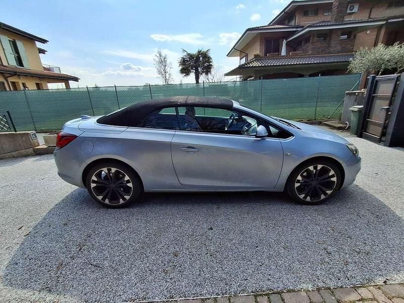 Usado Opel Cascada Cosmo 170 CV (125 kW) 2016 Azul Descapotable