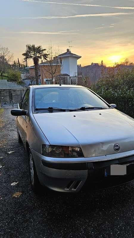 Grigio Usata 2001 Fiat Punto Tre volumi | 1700 € (Buon prezzo) - Immagine 1/4