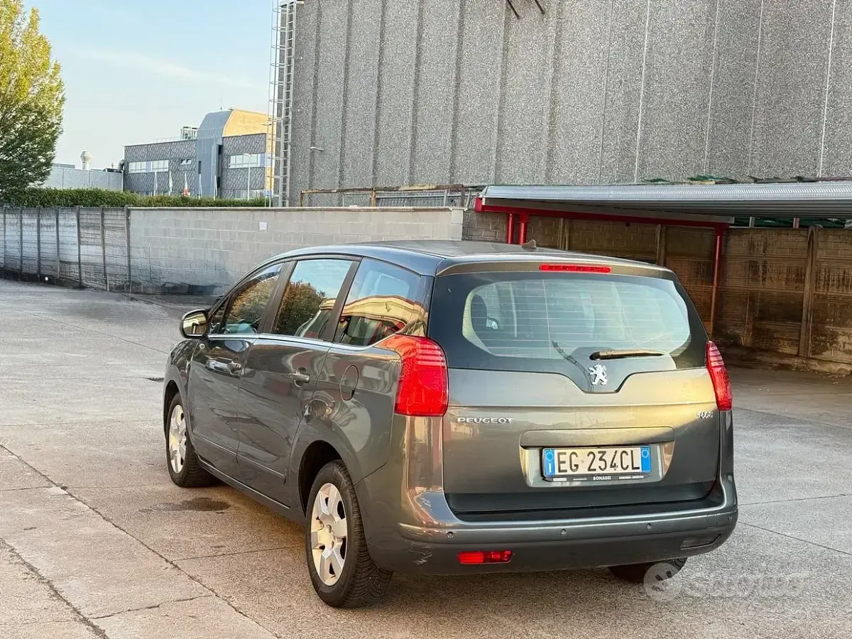 Usata Peugeot 5008 Business-Line 150 CV (110 kW) 2011 Grigio Monovolume