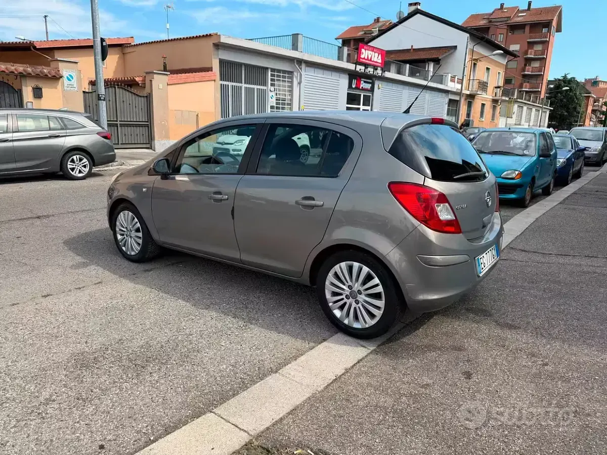 Usata Opel Corsa Cosmo 86 CV (63 kW) 2011 Marrone Utilitaria